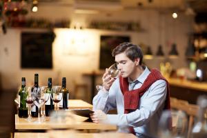Wie und warum du Wein im Glas riechst