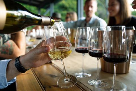 Wein richtig servieren: Vorbereitung, Temperatur und Einschenken
