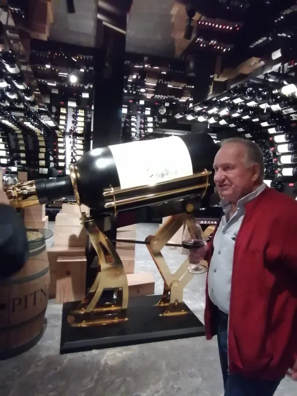 Erfinder Ferdinand Dingsleder neben seiner 450 Kilogramm schweren Rekordmaschine