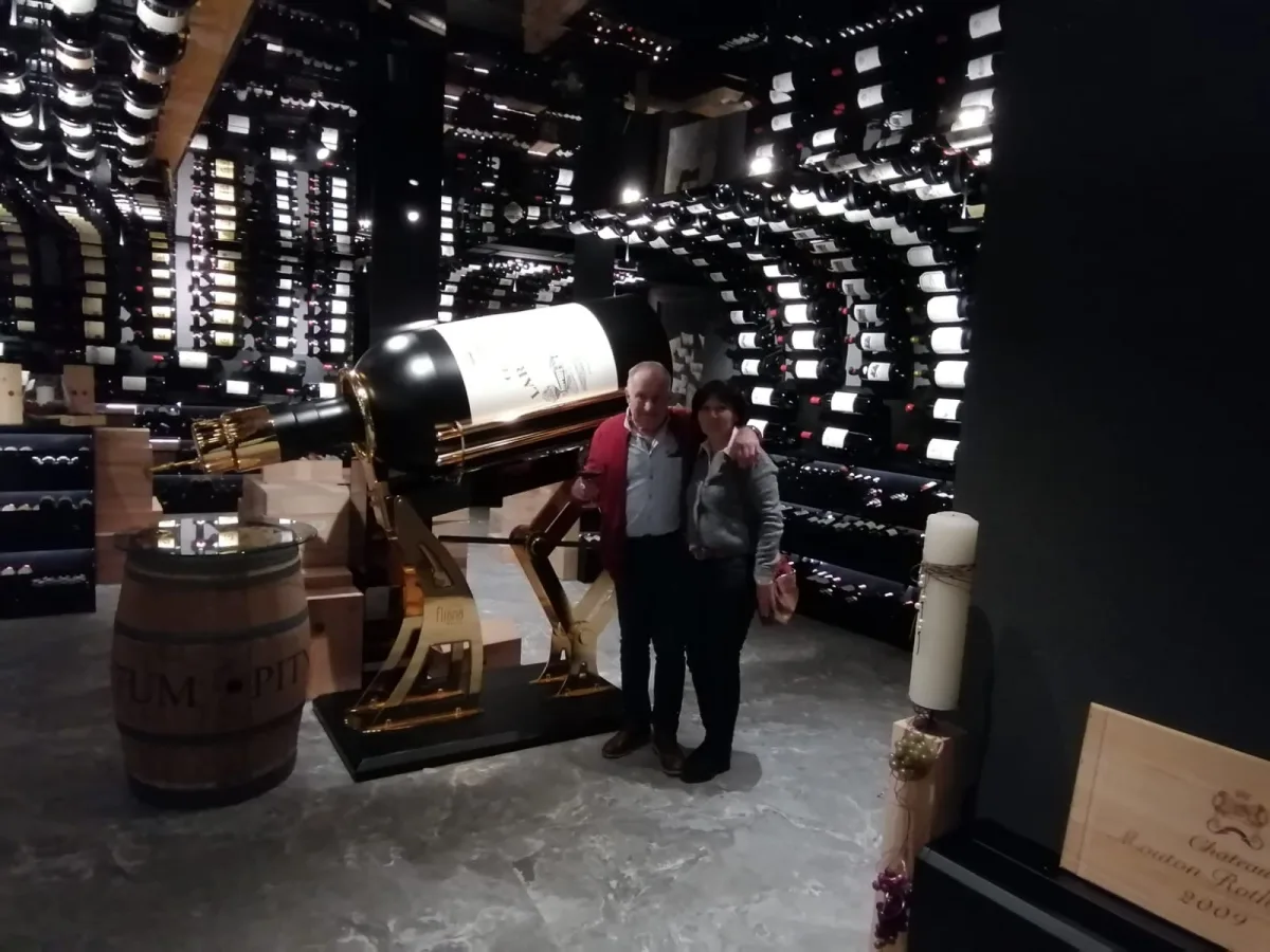 Ferdinand und Elfi Dingsleder neben der größten Weindekantiermaschine der Welt im Hotel Fliana in Ischgl